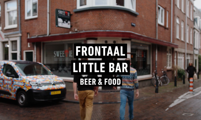 Twee mannen lopen naar de Frontaal Little Bar in Utrecht