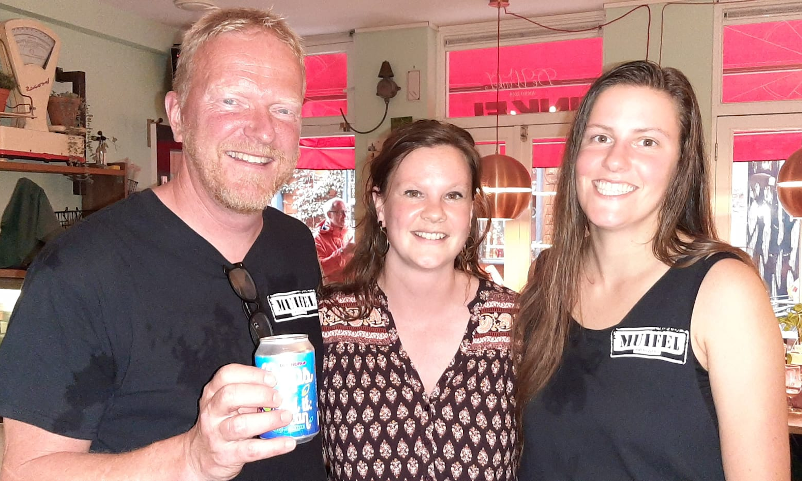 Muifelbrouwerij mensen met hun nieuwe bier 'Oops we did it: a can'