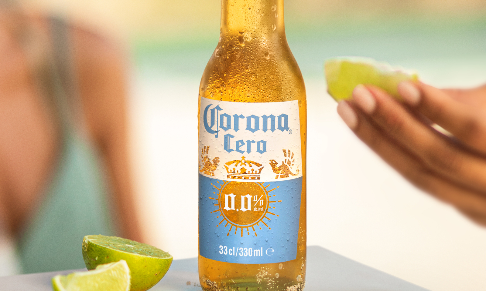 Corona 0.0 flesje met limoen ernaast