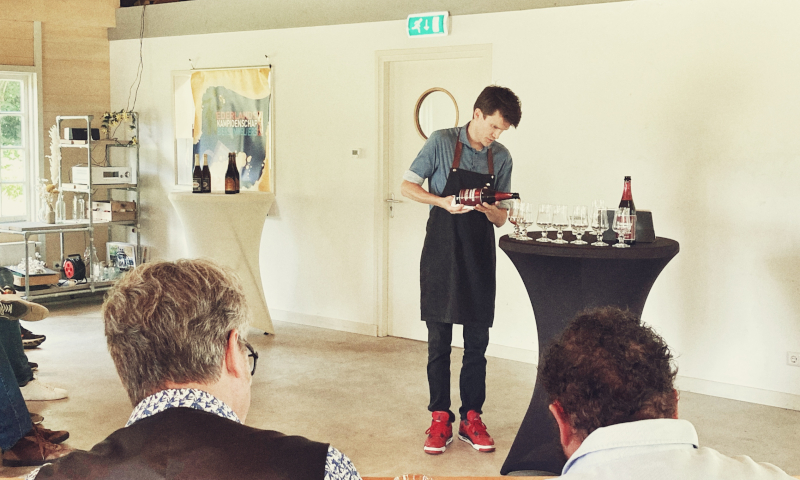 Hubert Hecker Schenkt bier in