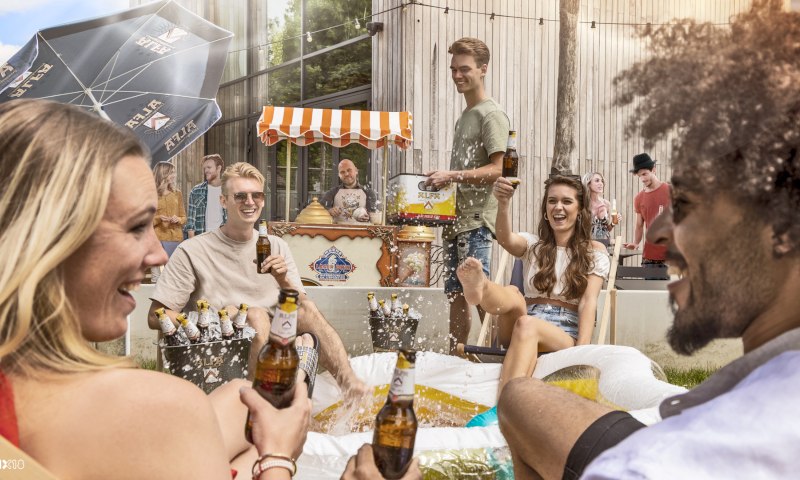 Alfa Edel Pils bier drinken bij voetenbad