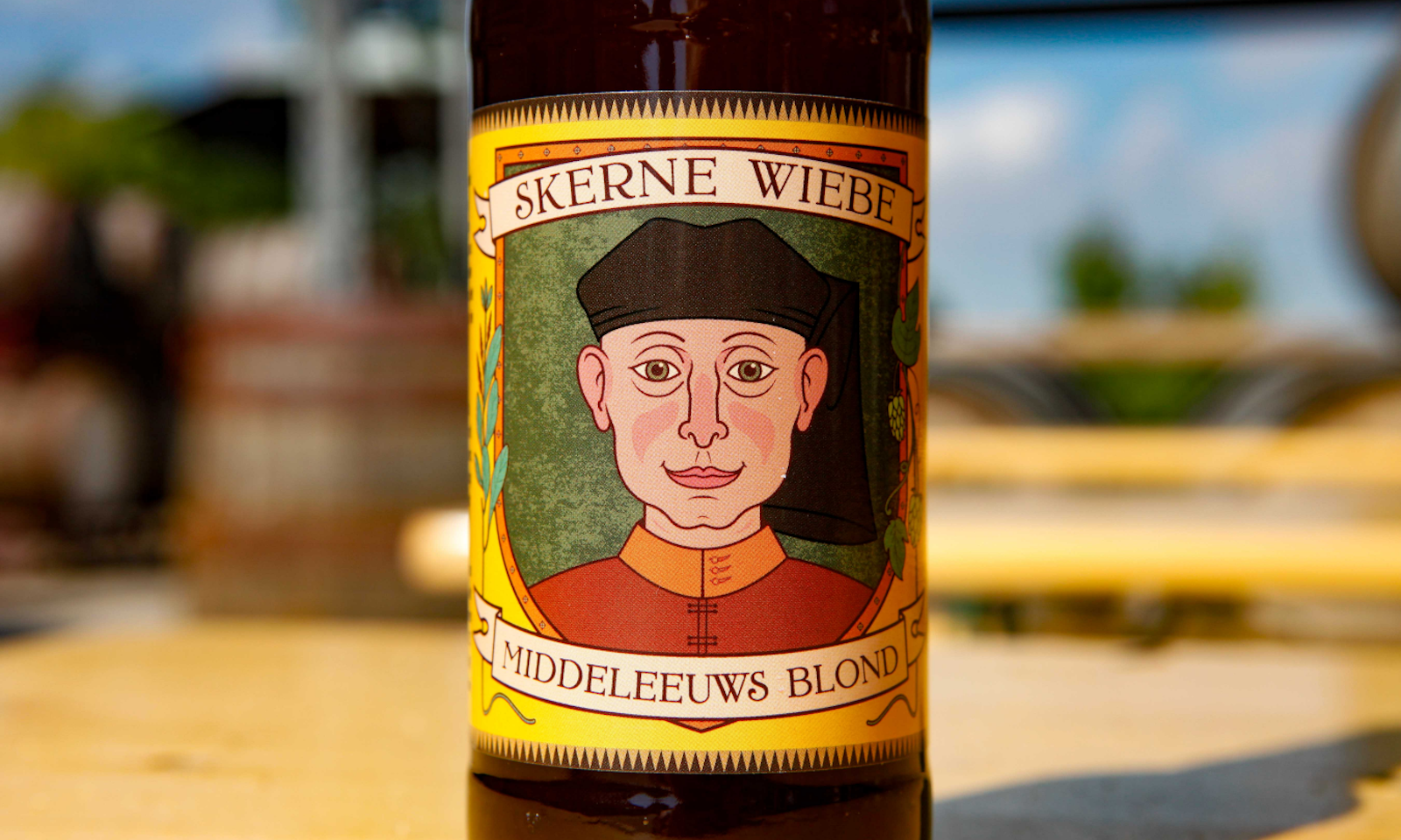 Skerne Wiebe bier fles op tafel