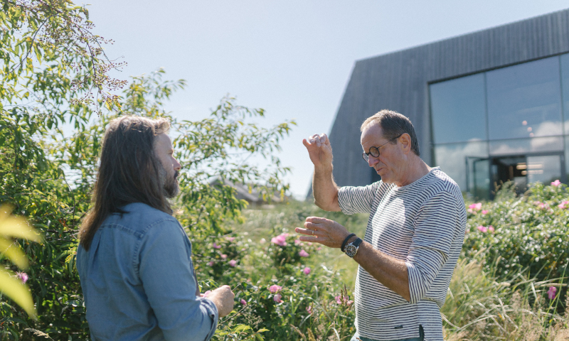 Brouwers Bojan en Rob bij de Fortuna Vlieland brouwerij
