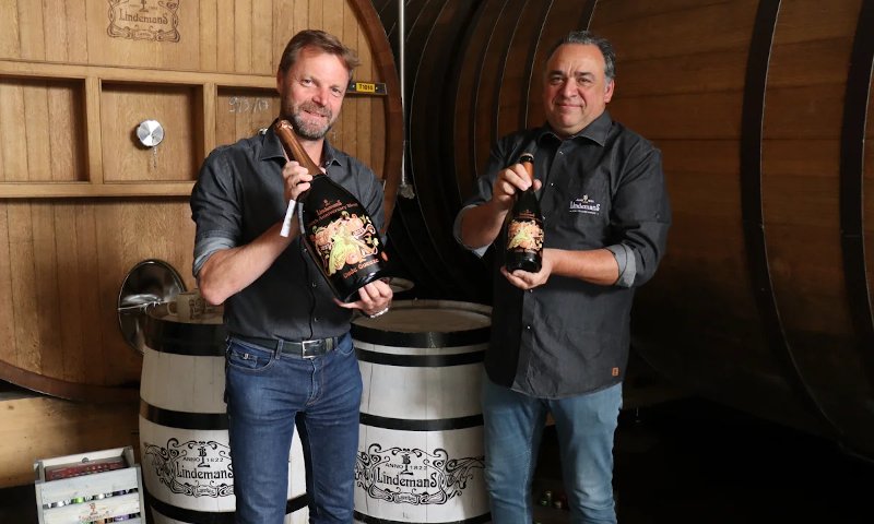 Dirk en Geert Lindemans met Cuvee Francisca die werd gebrouwen ter ere van het 200-jarig jubileum