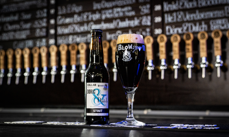 Doric & Dutch Stout bier flesje en glas op de bar