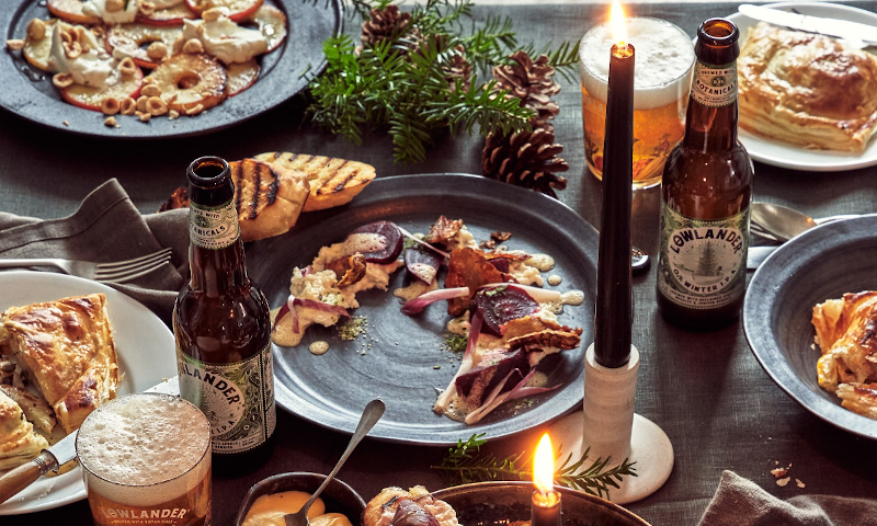 Gezellige tafel met eten en lowlander IPA bier