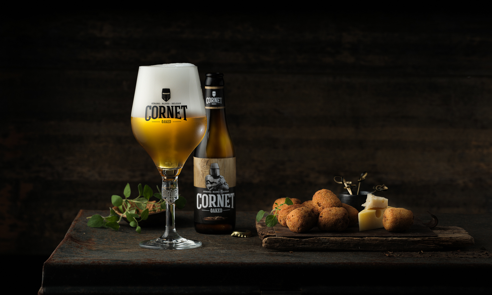 Cornet Kaaskroketten naast een glas Cornet