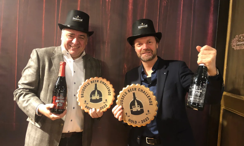 Dirk en Geert Lindemans met hun prijswinnende bieren op BBC2022