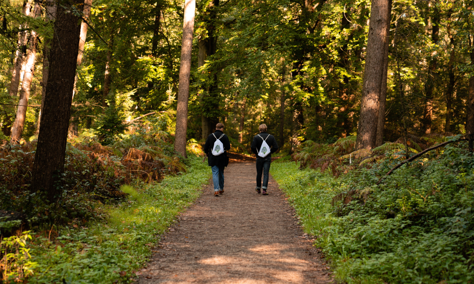 Groene Buizerd wandeling met knapzak op de rug