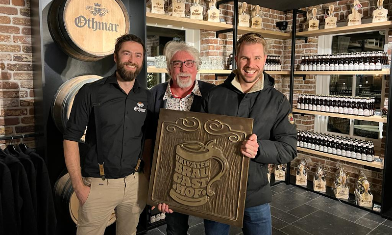 Eigenaren Bart en Dirk van Othmar met het Privater Braugasthof schild