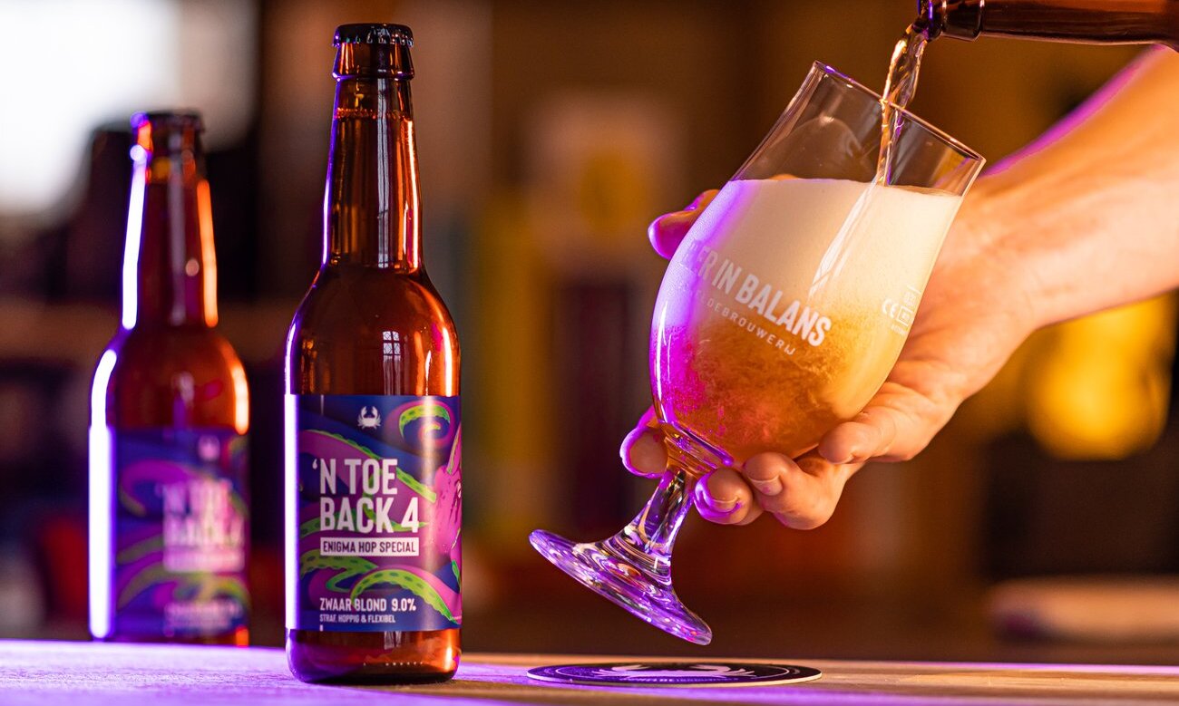 toeback 4 ingeschonken in een Scheldebrouwerij glas met wat flesjes ernaast