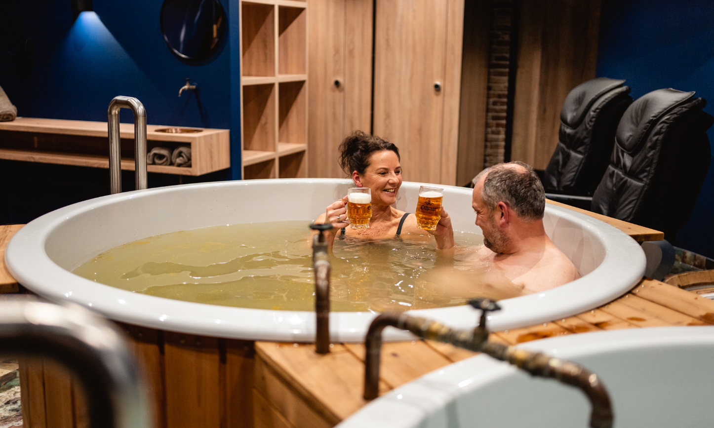 Man en vrouw in de bierspa van Othmar