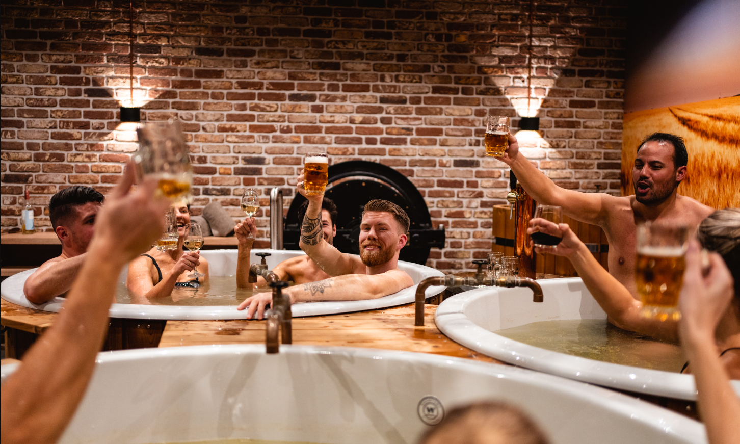 Veel mensen met bier in de hand in de bierspa in Ootmarsum