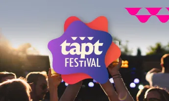TAPT Festival logo op sfeervolle achtergrond