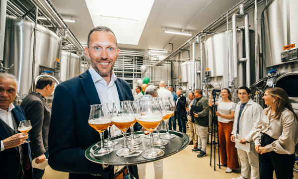 Martijn Wijnhoven met een blad bier in de Brand Brouwerij