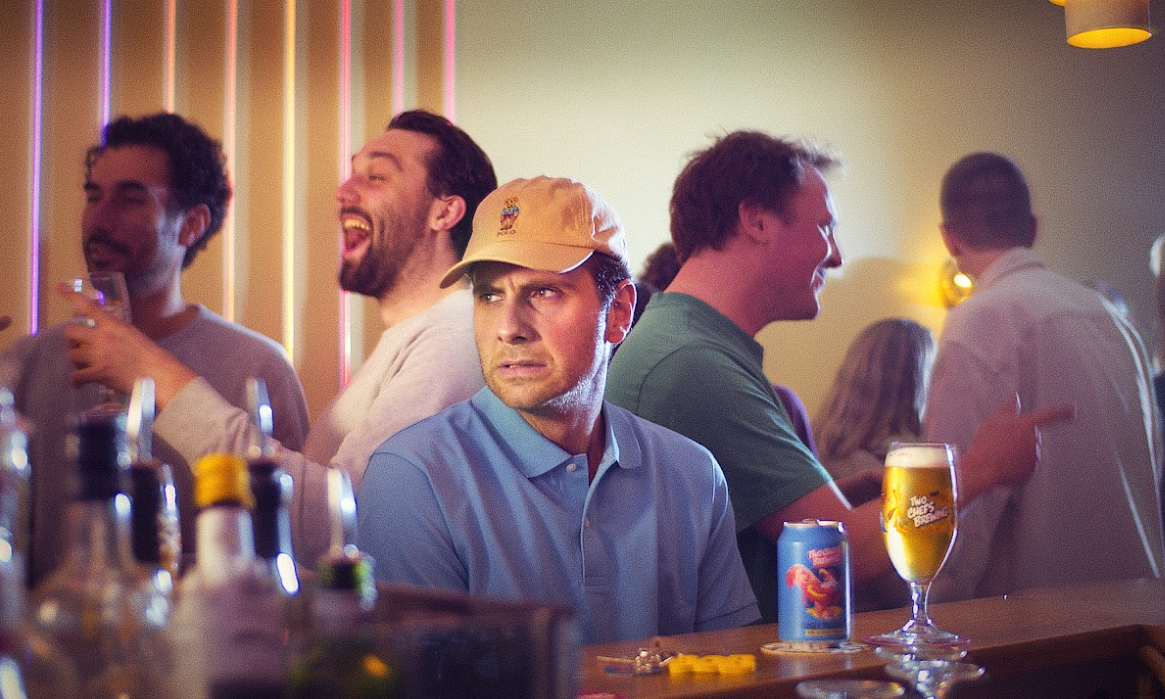 Tobias Camman aan de bar met Funky Falcon Non Alcoholic Pale Ale