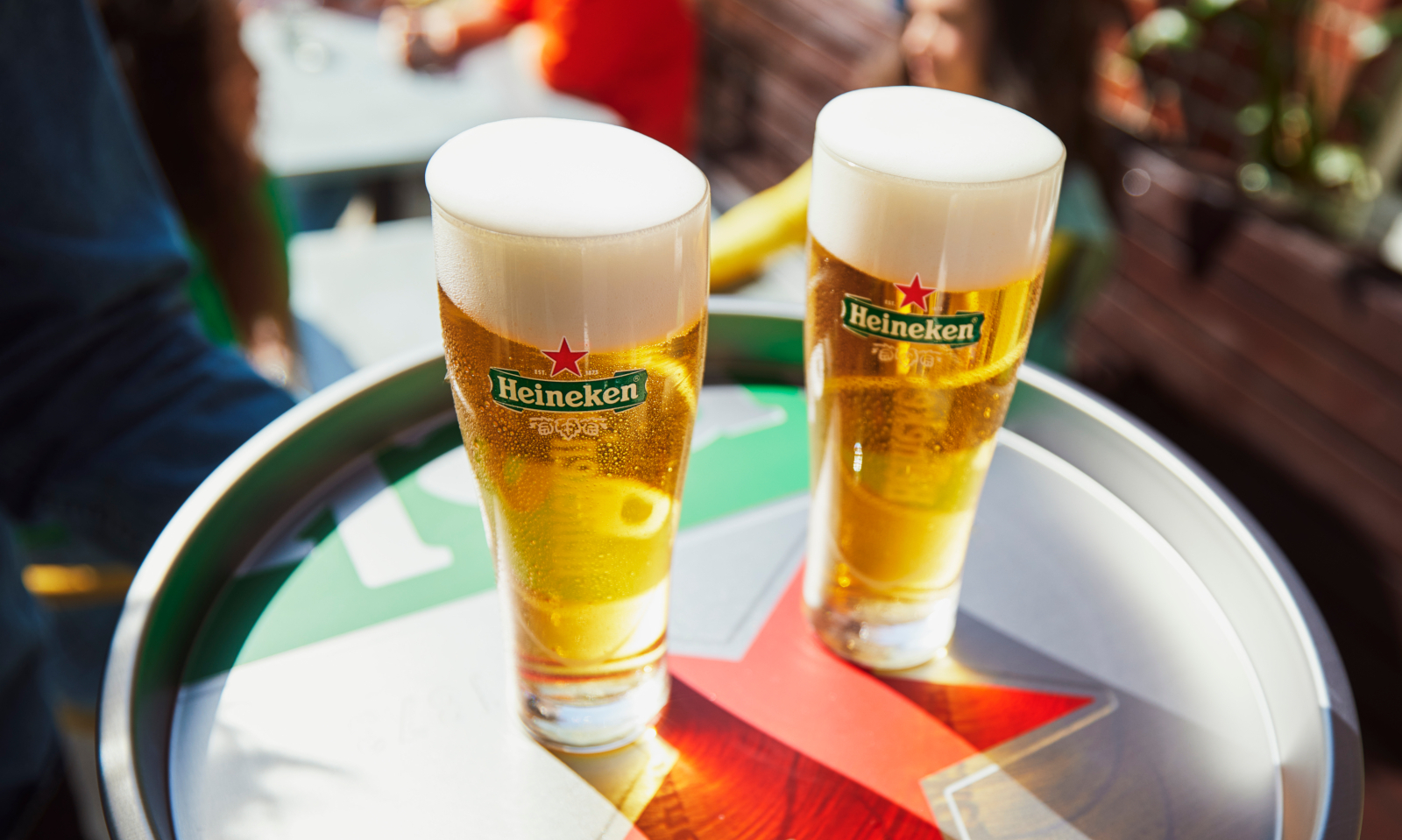 Blad met twee gevulde Heineken Ellipse glazen