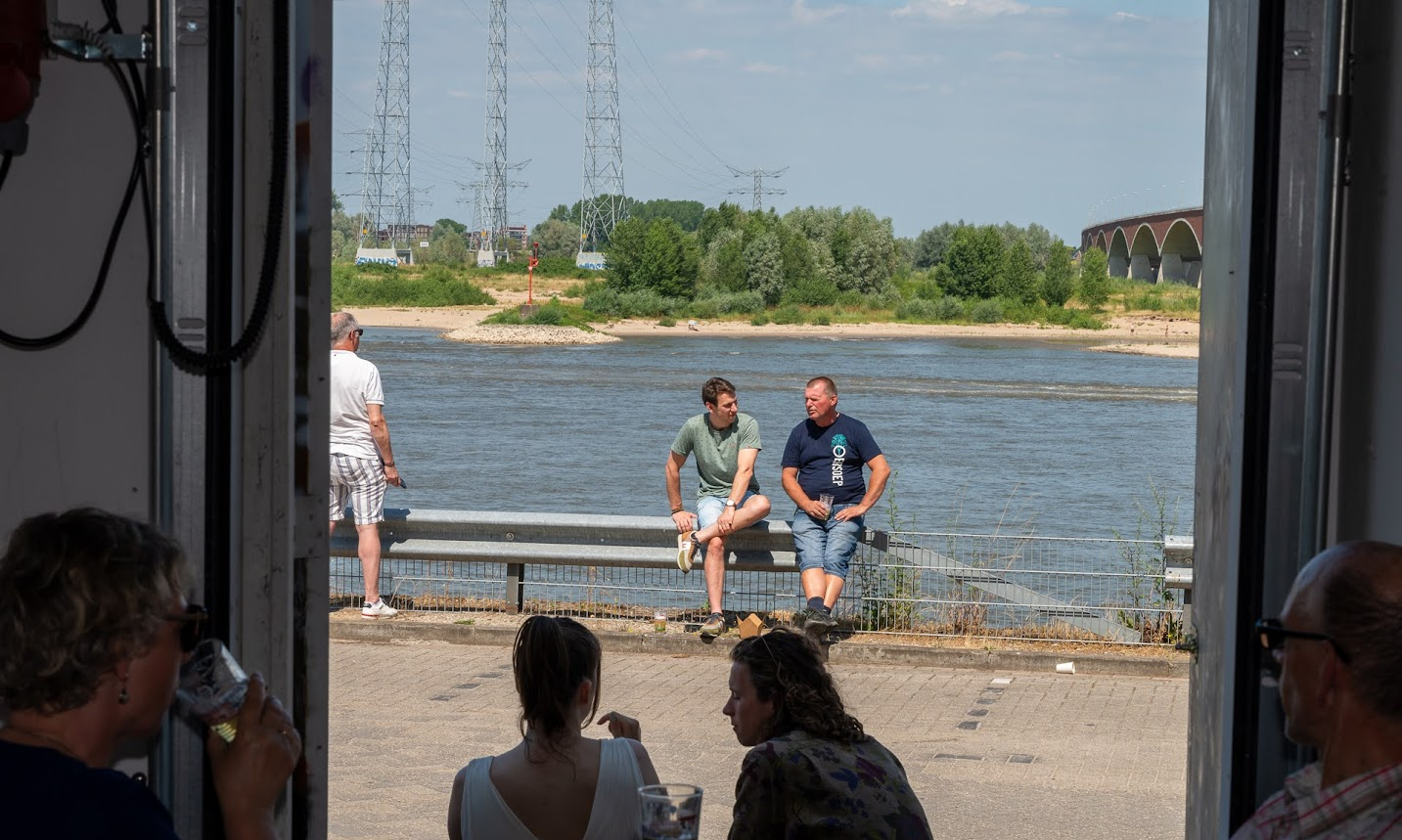 Uitzicht op de rivier vanuit het Oersoep Brouwlab