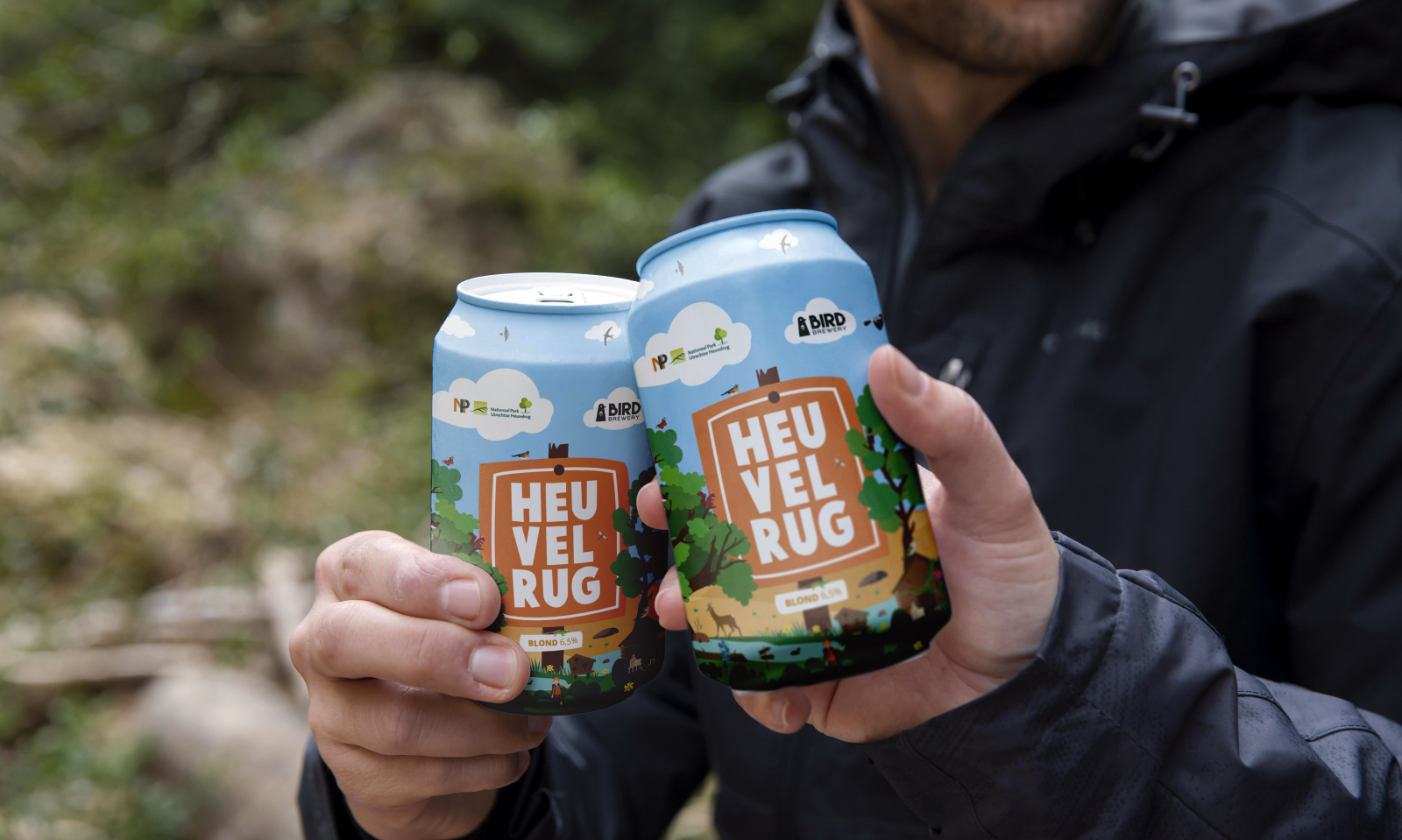 Mannen proosten met twee blikjes Heuvelrug Blond bier