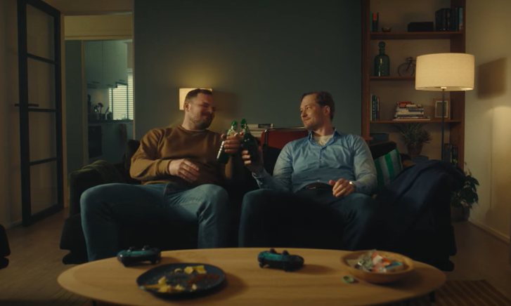 Vrienden proosten met de Grolsch beugel