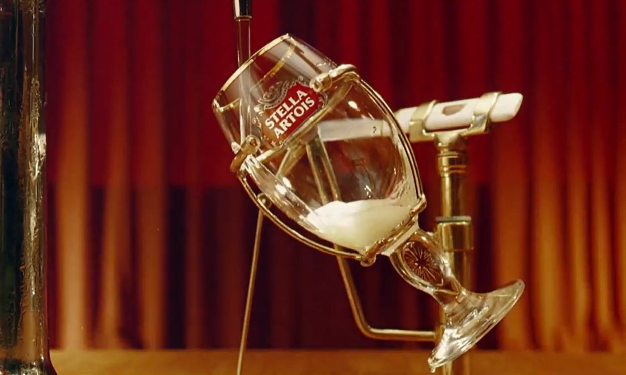 Bierglas van Stella Artois wordt automatisch gevuld vanuit een tap.