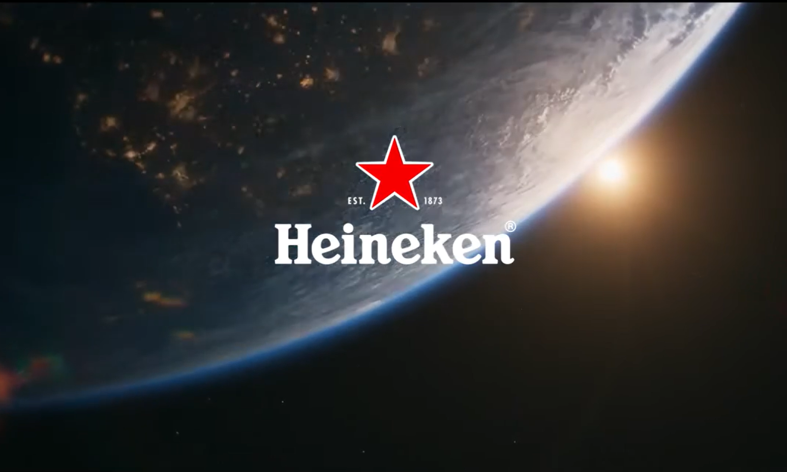 Logo van Heineken met aarde en zonsopgang op de achtergrond.
