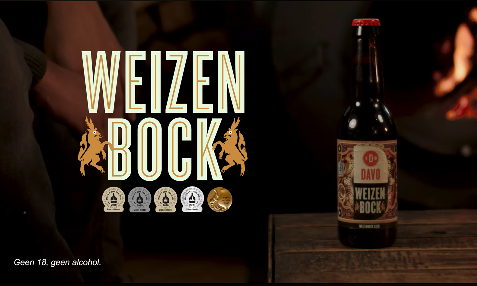 Bierfles van Davo Weizenbock met open haard op de achtergrond en medailles onderaan.