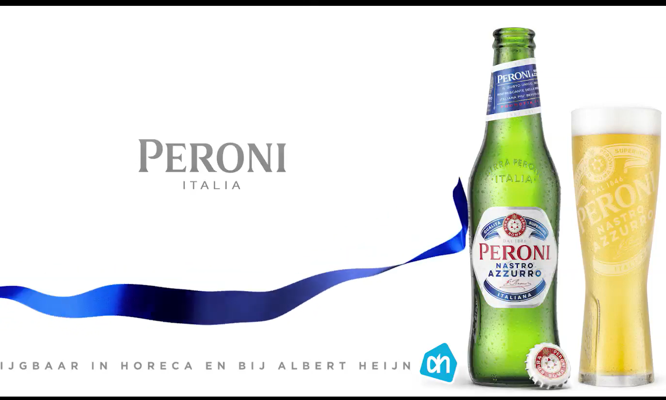Fles Peroni Nastro Azzurro met glas bier en blauw lint op witte achtergrond