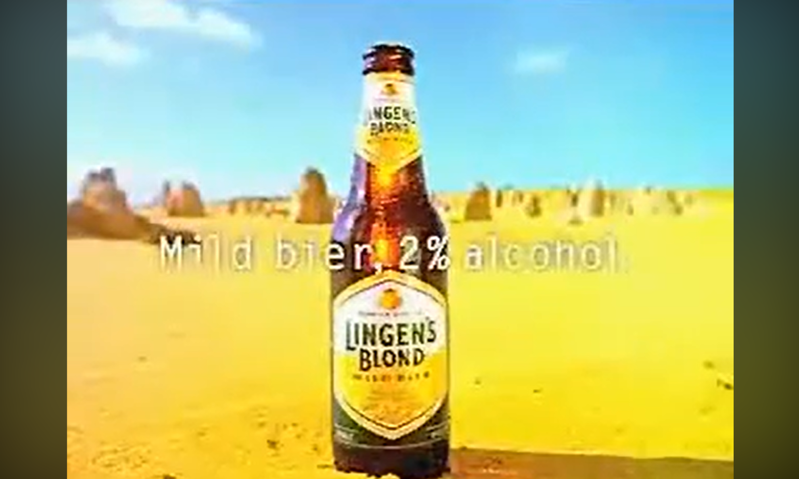 Fles Lingens Blond bier in een woestijnachtige omgeving met tekst 