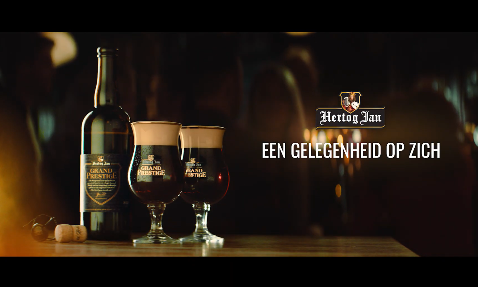 Fles en glazen Grand Prestige bier op een houten tafel met tekst 
