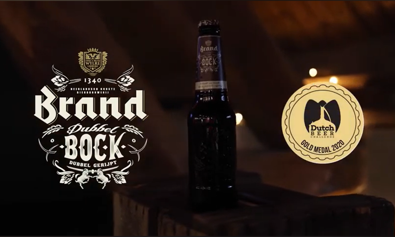 Brand Dubbelbock flesje op een houten oppervlak met logo en medaille.