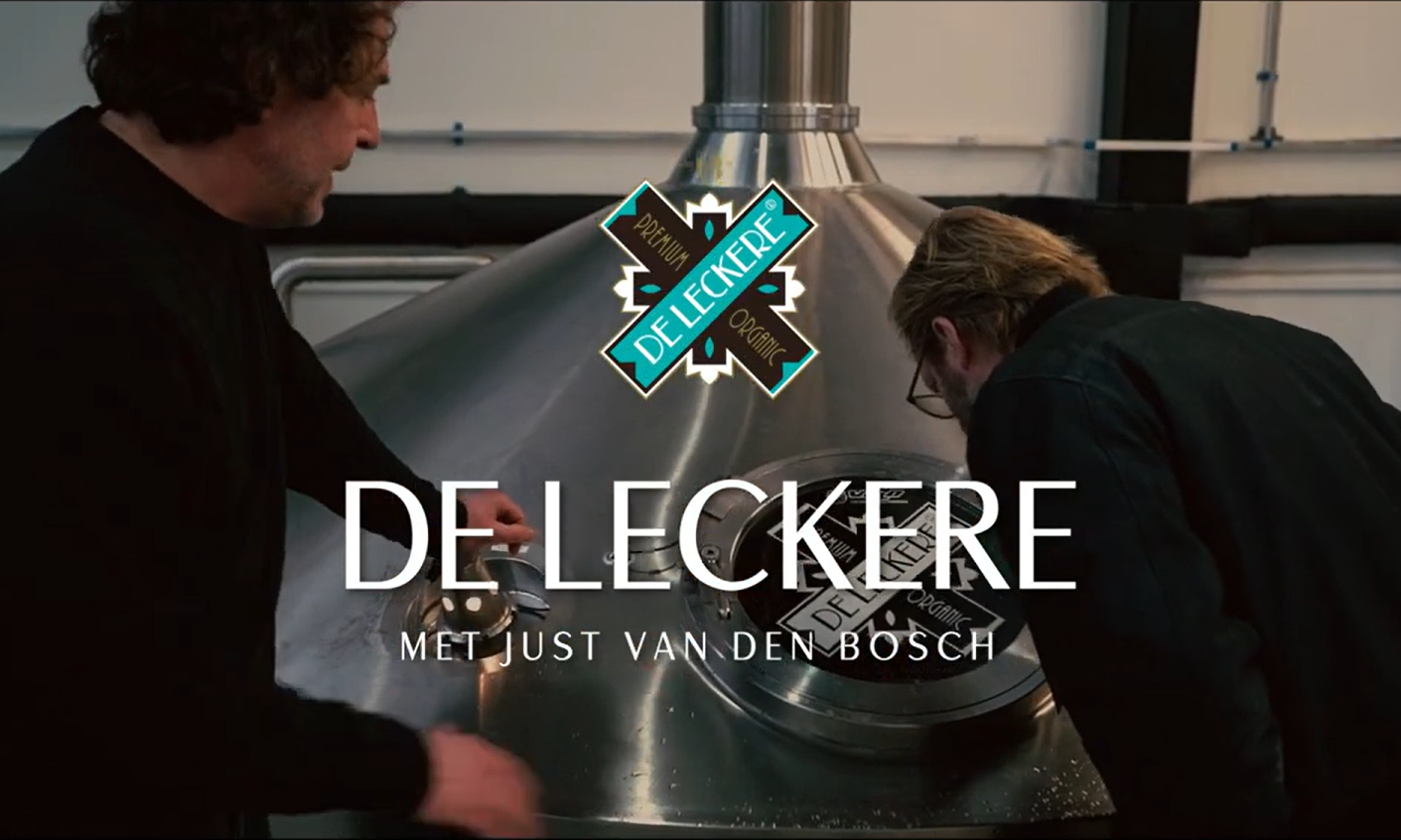 Twee mannen inspecteren een brouwketel met het logo van De Leckere.