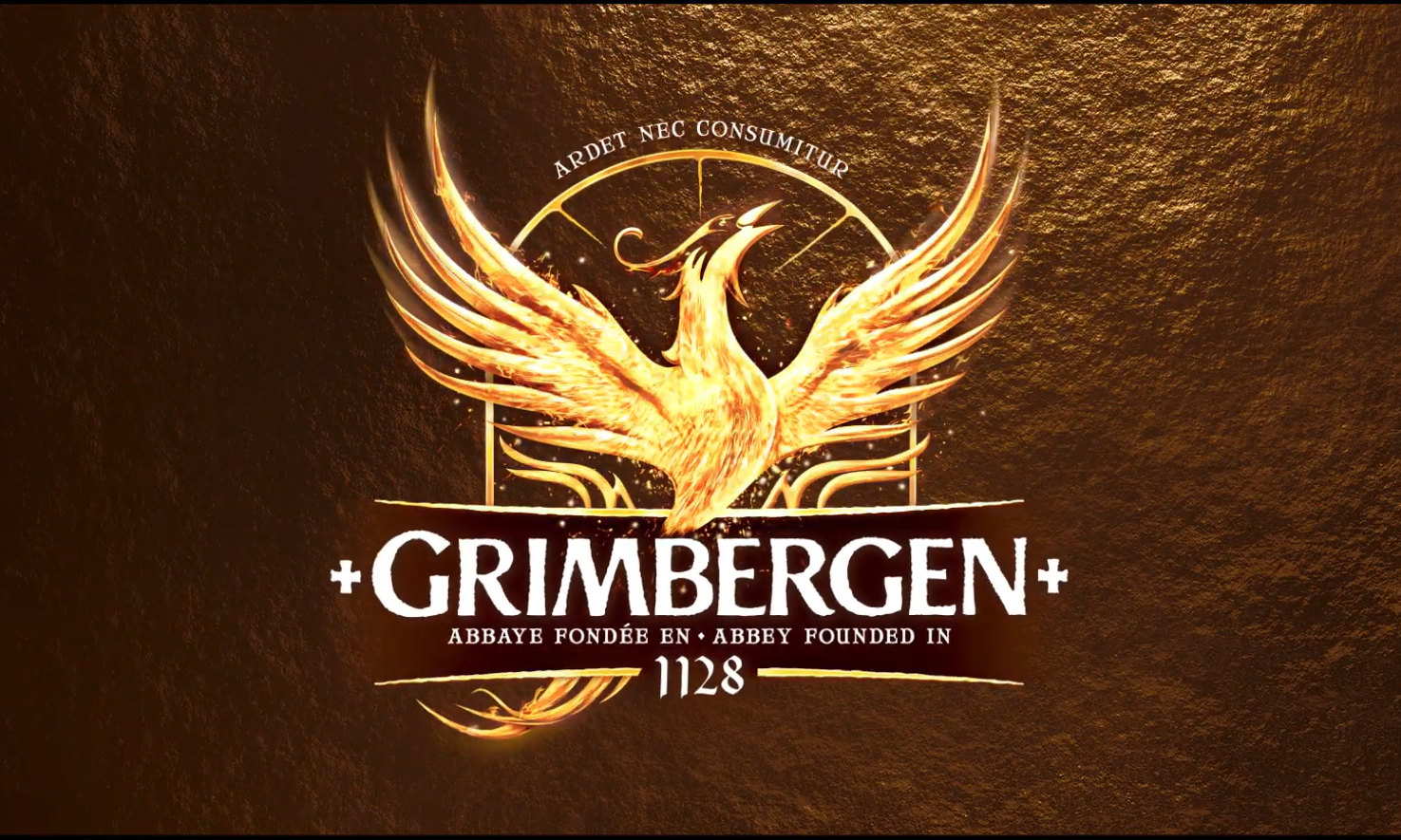 Logo van Grimbergen met feniks symbool en Latijnse tekst op een donkere achtergrond.