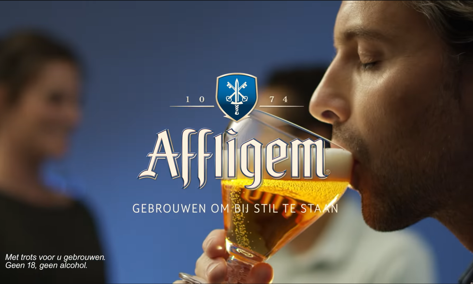 Man geniet van een glas Affligem bier, blauwgrijze achtergrond en tekst met slogan.