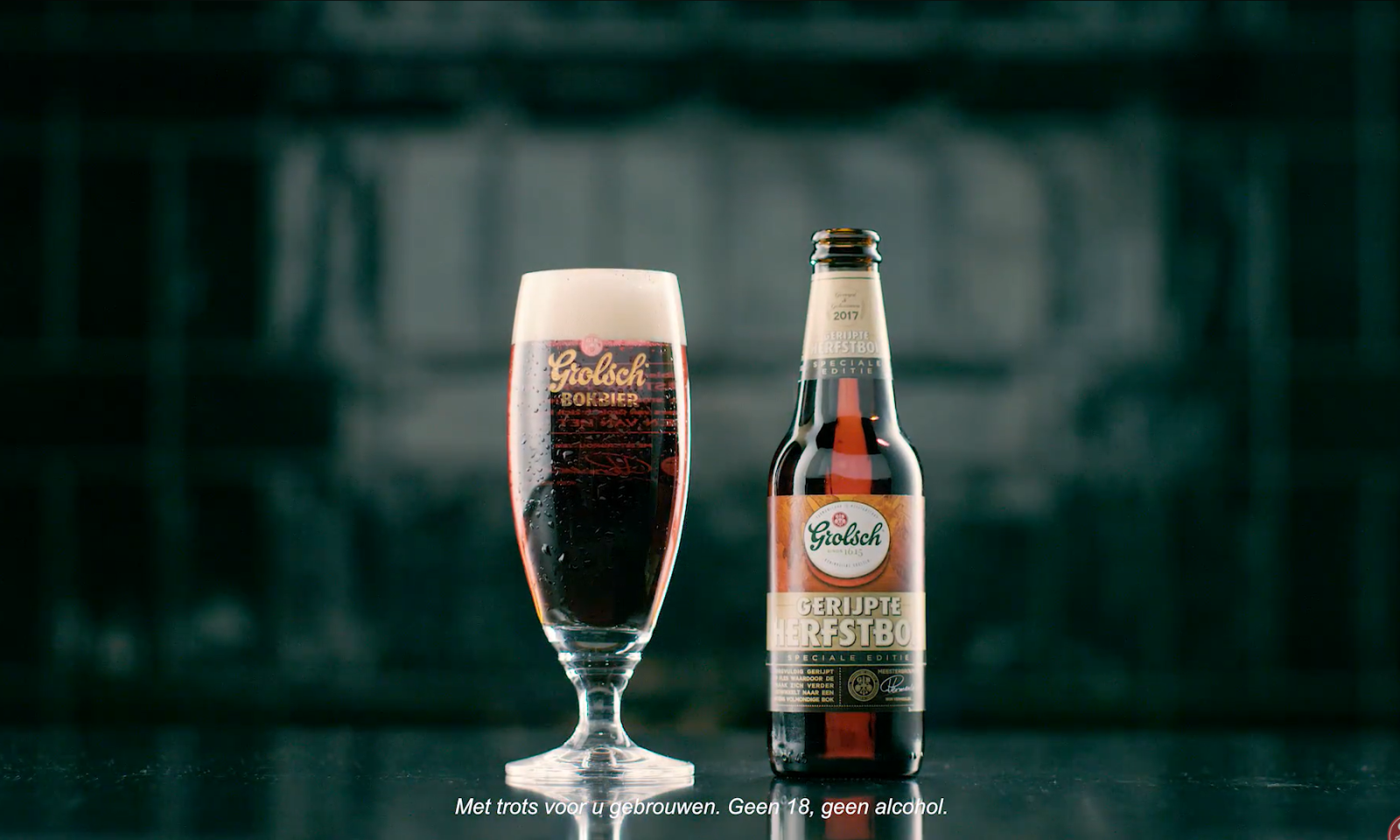 Grolsch Gerijpte Herfstbok fles en glas op een donkere achtergrond.