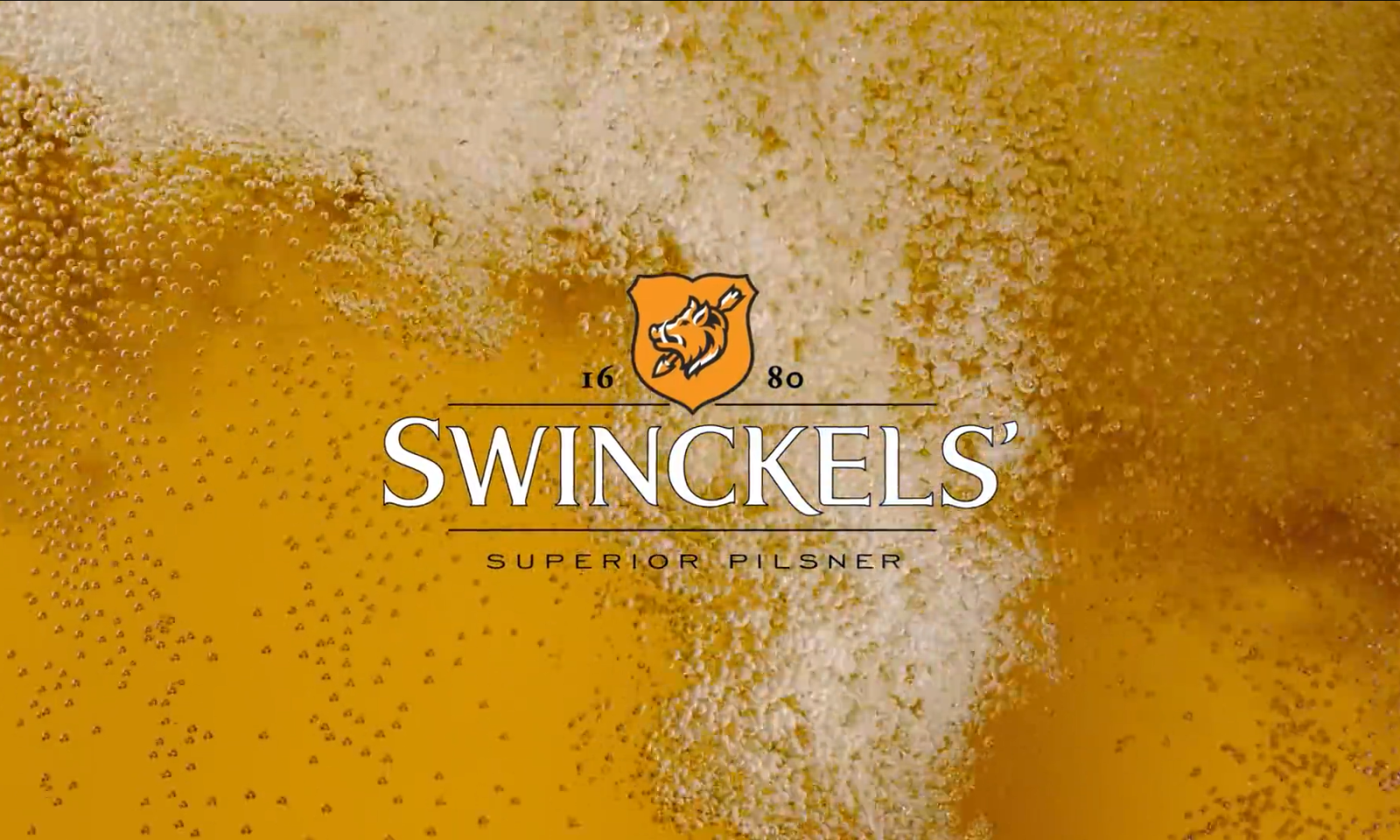 Close-up van bruisend pilsner bier met Swinckels