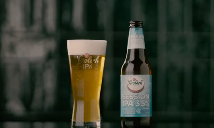 Glas Grolsch IPA bier met schuimkraag en tekst in beeld.
