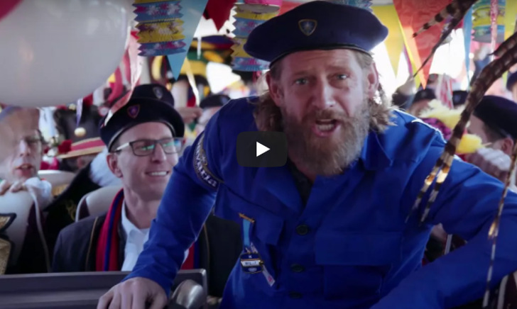 Blauwe krat met papieren op een metalen vloer.