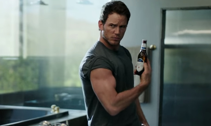 Twee mensen bij een bar met een Michelob Ultra logo en lichte gloed.