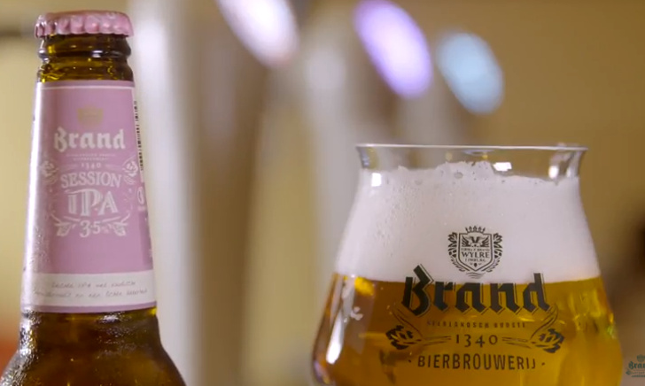 Drie mannen proeven bier tijdens de lancering van Brand Session IPA.