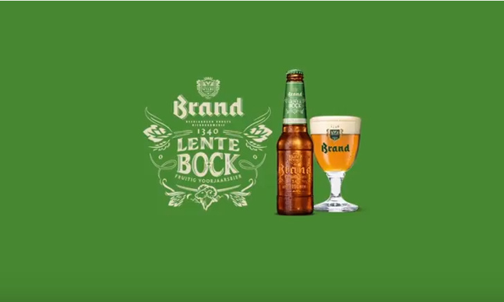 Donkere bierkratten met het Brand-logo in een schuur met fietswiel op de achtergrond.