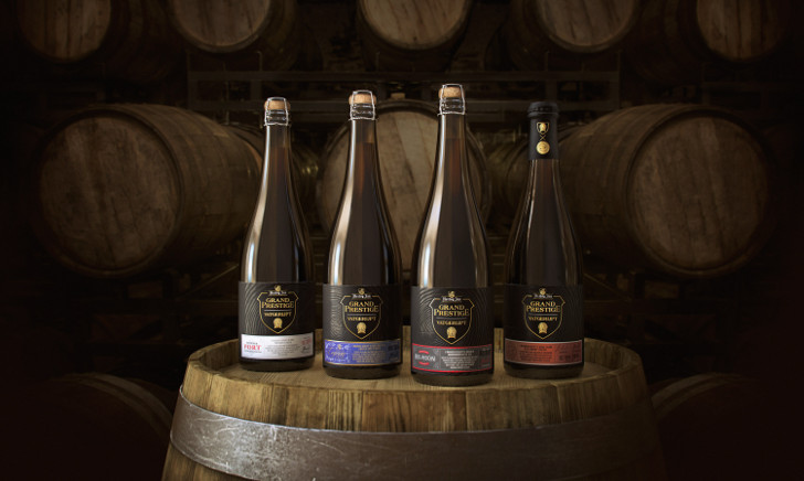 Close-up van een glas donker Hertog Jan bier met logo.