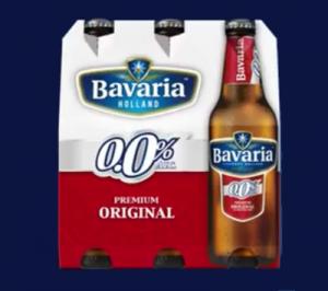 Twee sixpacks van Bavaria 0.0% bier, links Premium Original en rechts Radler Lemon tegen blauwe achtergrond.