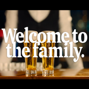 Vrouw glimlachend bedekt met kleurrijke confetti op een rode achtergrond.