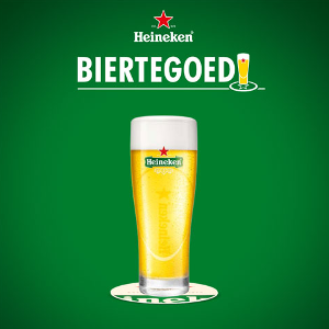 Close-up van een Heineken krat met promotionele biertegoed informatie.