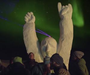 Groene Heineken-fles zwevend voor een achtergrond van Noorderlicht en aarde.