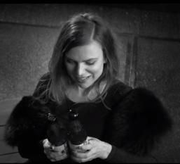 Een grote metalen brouwketel met de tekst 