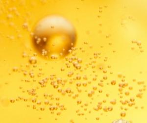 Promotionele tekst van Heineken bier op een gele achtergrond.