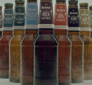 Bier wordt langzaam in een glas geschonken met tekst op de achtergrond.