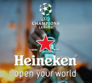 Een hand pakt een Heineken fles uit een koelkast vol voedselproducten.